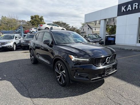 Used 2020 Volvo XC40 T5 R-Design image 1