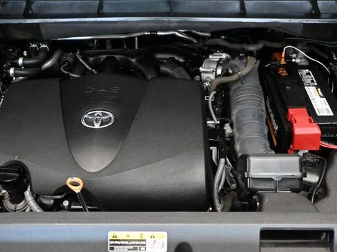 Used 2020 Toyota Highlander L FWD image 19