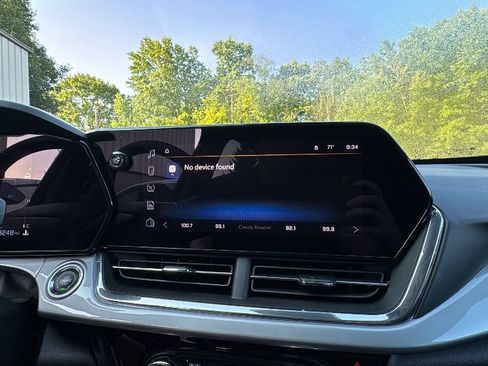 Used 2025 Chevrolet Trax LT FWD image 18