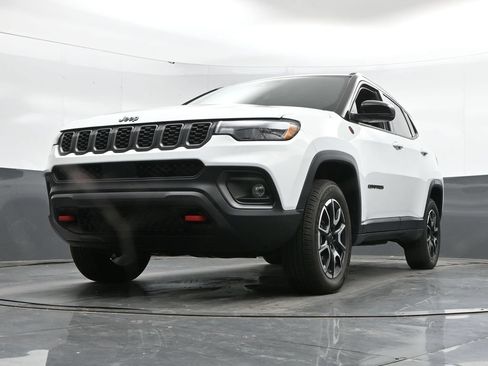 Used 2025 Jeep Compass Trailhawk AWD/4WD image 47