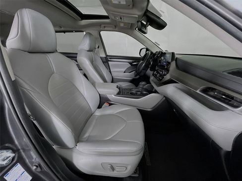 Used 2021 Toyota Highlander XLE image 33
