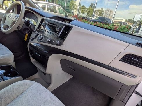 Used 2011 Toyota Sienna LE w/ Towing Pkg image 23