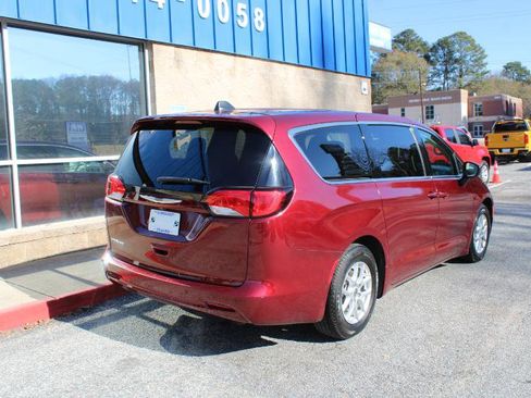 Used 2021 Chrysler Voyager LX image 4
