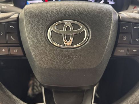 Used 2025 Toyota Sienna LE image 33