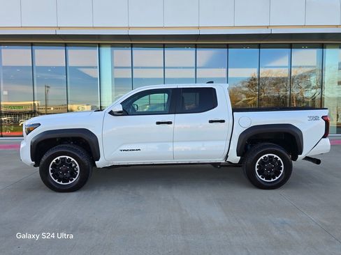 Used 2024 Toyota Tacoma TRD Off-Road image 2