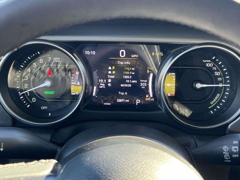 Used 2023 Jeep Wrangler Unlimited w/ Sun & Screen Package image 22