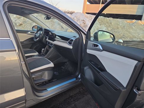 New 2026 Volkswagen Taos SE image 25