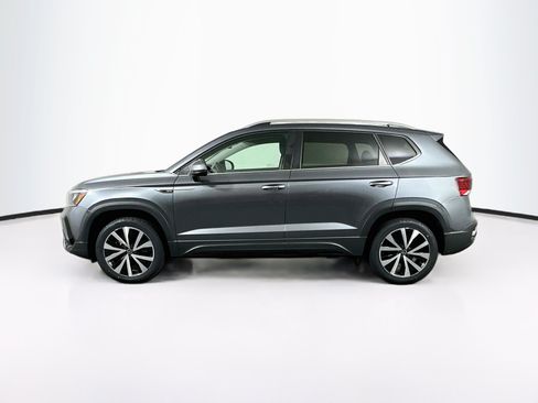 Used 2024 Volkswagen Taos SE FWD image 4