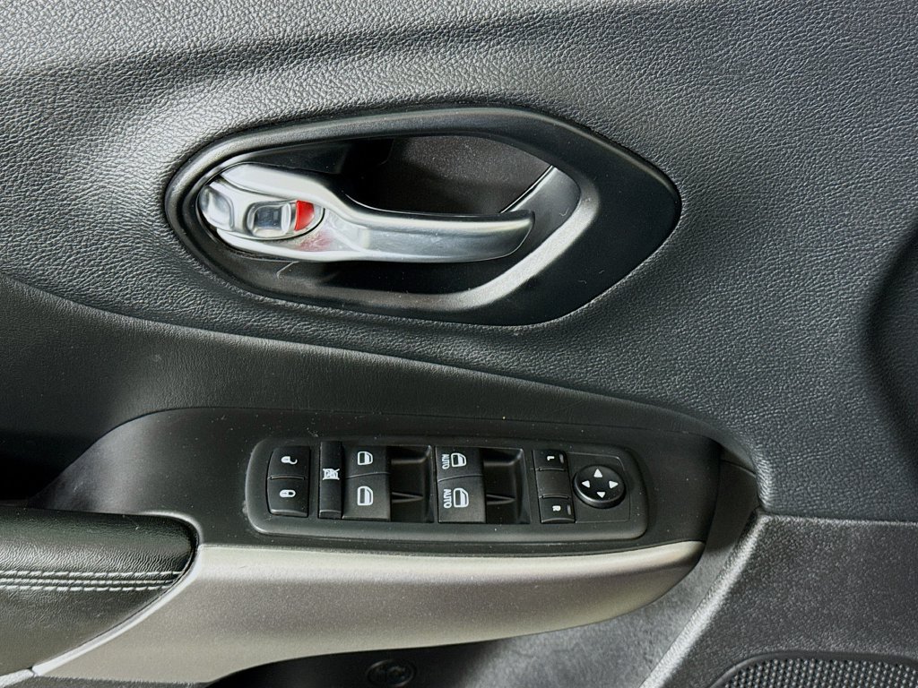 Used 2021 Jeep Cherokee Latitude FWD image 22