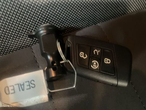 Used 2022 Volkswagen Taos SE image 30