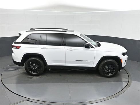 New 2025 Jeep Grand Cherokee Altitude image 28