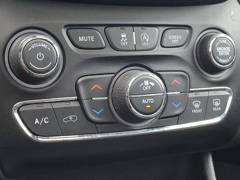 Used 2019 Jeep Cherokee Limited AWD/4WD image 17