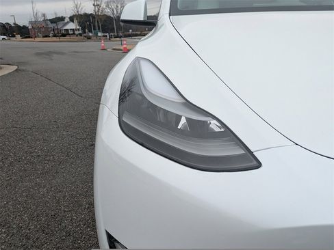 Used 2023 Tesla Model Y Long Range image 10
