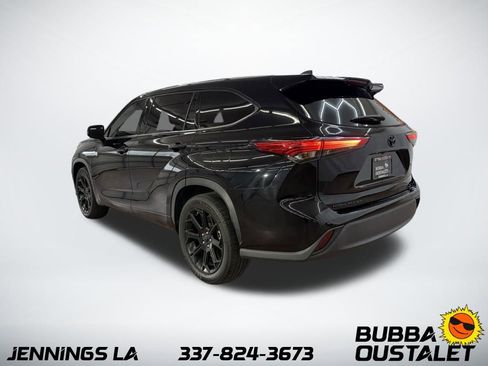 Used 2022 Toyota Highlander L FWD image 3