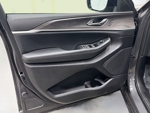 New 2025 Jeep Grand Cherokee Limited w/ Black Appearance Package image 15