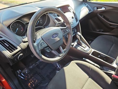 Used 2018 Ford Focus SE w/ SE Appearance Package image 10