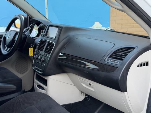 Used 2019 Dodge Grand Caravan SE image 32