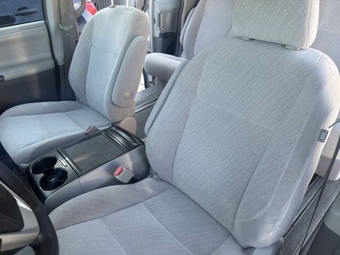 Used 2018 Toyota Sienna LE w/ Carpet Mat Package FWD image 21