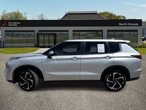 Used 2024 Mitsubishi Outlander SE image 2