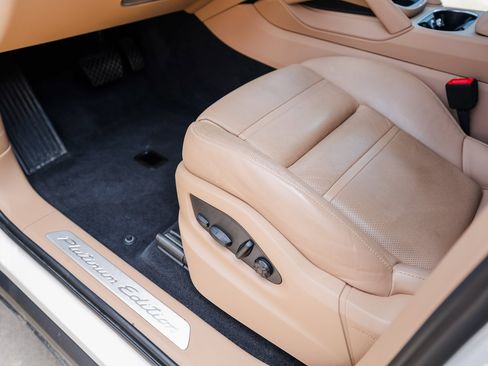 Certified 2023 Porsche Cayenne Platinum Edition image 14