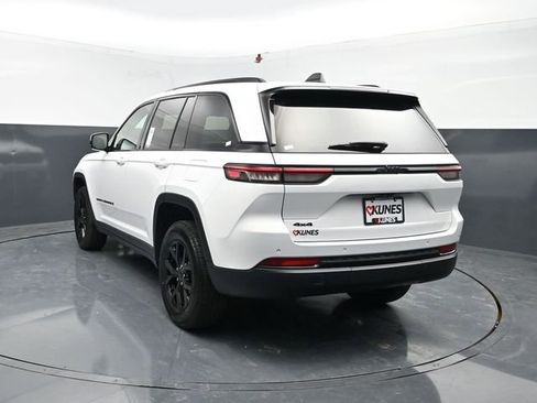 Used 2025 Jeep Grand Cherokee Altitude AWD/4WD image 7