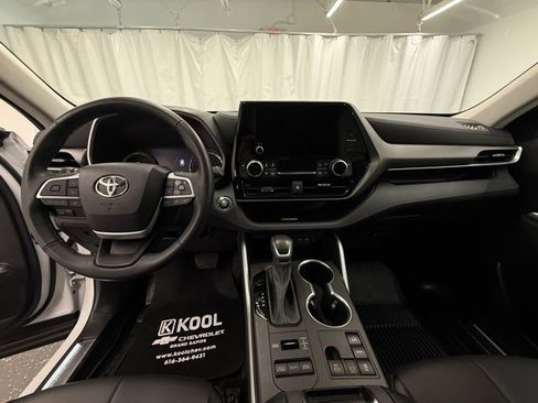 Certified 2023 Toyota Highlander XLE image 17