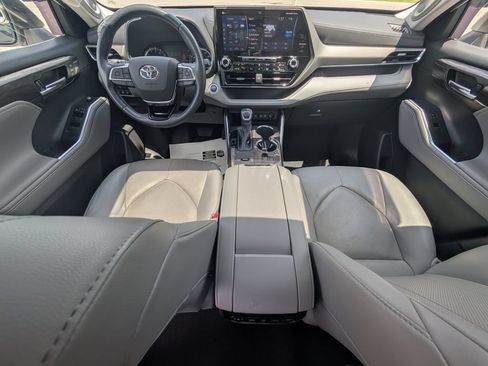 Used 2021 Toyota Highlander Limited FWD image 24