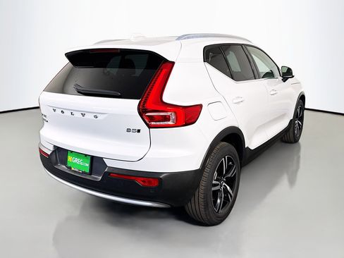 Used 2023 Volvo XC40 B5 Plus image 10