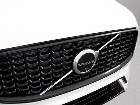 Certified 2025 Volvo XC60 T8 Plus w/ Protection Package Premier AWD/4WD image 7