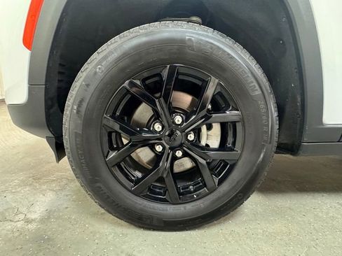 Used 2025 Jeep Grand Cherokee Altitude AWD/4WD image 42