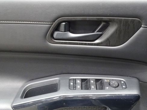 Used 2024 Nissan Pathfinder SV image 17