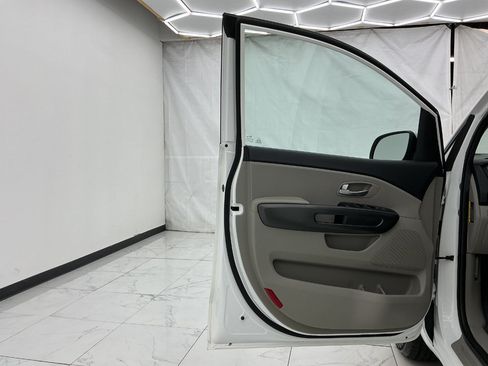 Used 2020 Kia Sedona L FWD image 18