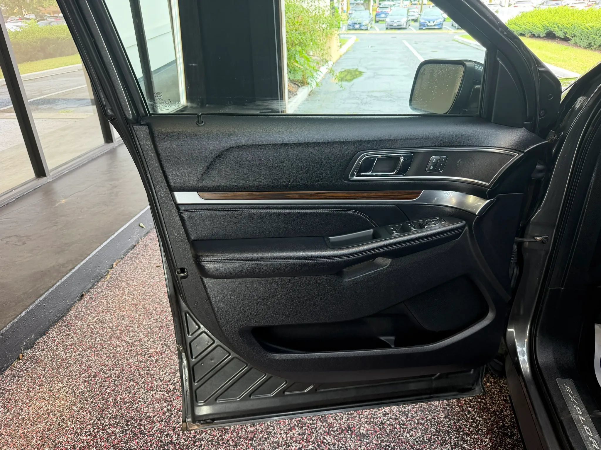 Used 2019 Ford Explorer Limited w/ Class III Trailer Tow Package FWD image 12