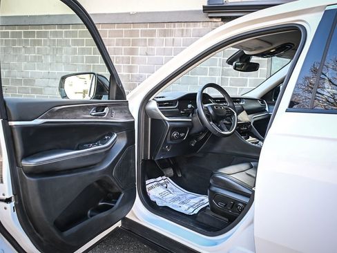 Used 2023 Jeep Grand Cherokee L Limited image 7