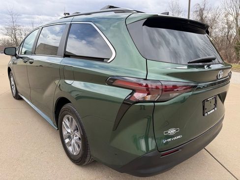 Used 2025 Toyota Sienna LE image 3