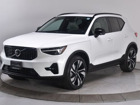 Used 2023 Volvo XC40 B5 Ultimate w/ Protection Package Premier AWD/4WD image 2