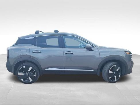 Certified 2025 Nissan Kicks SR FWD image 9