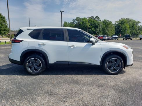 Used 2024 Nissan Rogue SV AWD/4WD image 5
