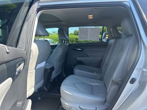 Used 2024 Toyota Highlander XLE FWD image 18