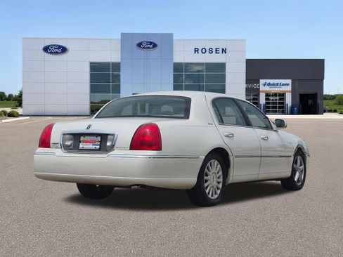 Used 2003 Lincoln Town Car Executive RWD image 3