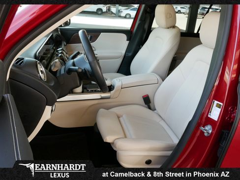 Used 2023 Mercedes-Benz GLB 250 4MATIC image 2