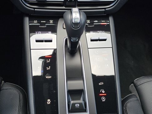 Certified 2025 Porsche Macan image 26