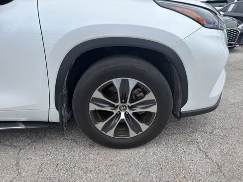 Used 2024 Toyota Highlander XLE FWD image 13
