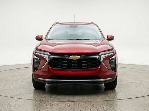 Used 2025 Chevrolet Trax LT FWD image 2