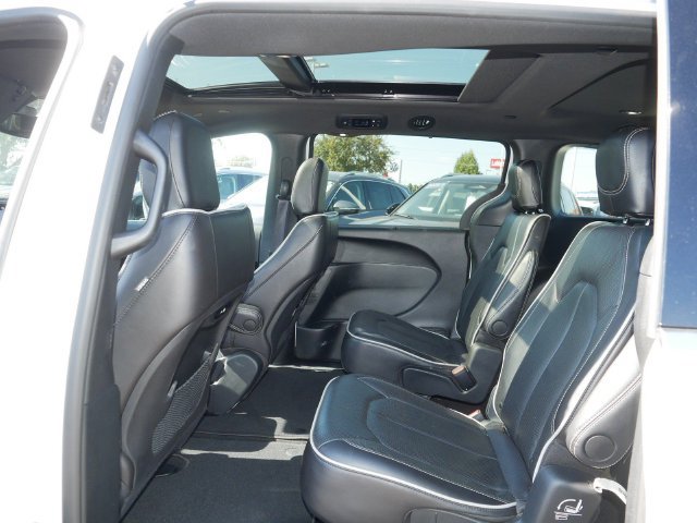 Used 2026 Chrysler Pacifica Limited FWD image 18