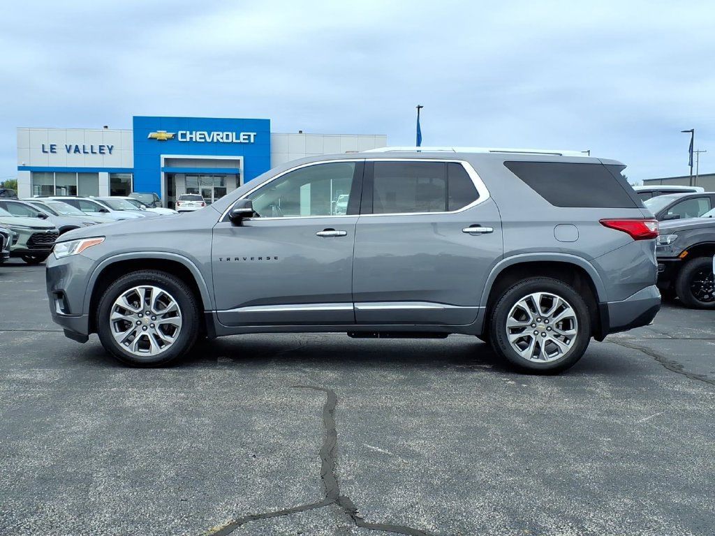 Used 2020 Chevrolet Traverse Premier w/ LPO, Blackout Package FWD image 4
