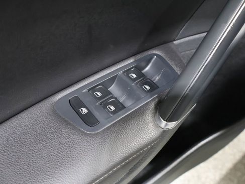 Used 2015 Volkswagen Golf S image 13