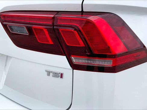Used 2018 Volkswagen Tiguan SE w/ Panoramic Sunroof Package FWD image 30