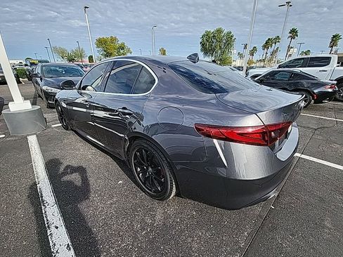 Used 2017 Alfa Romeo Giulia image 3
