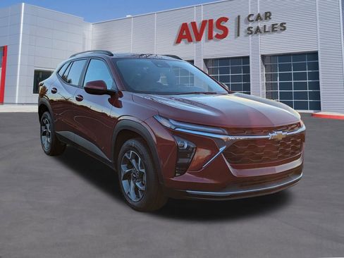 Used 2025 Chevrolet Trax LT w/ LT Convenience Package image 3